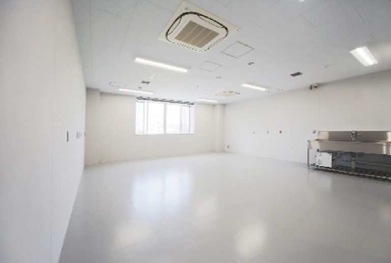 北海道大学 フード＆メディカルイノベーション国際拠点（FMI国際拠点）研究施設の外観・ラボ写真（ラボ区画（シンク・空調設置済み））