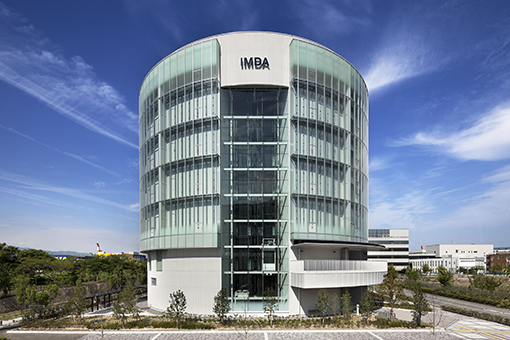 国際医療開発センター（IMDA）の外観・ラボ写真（建物外観）