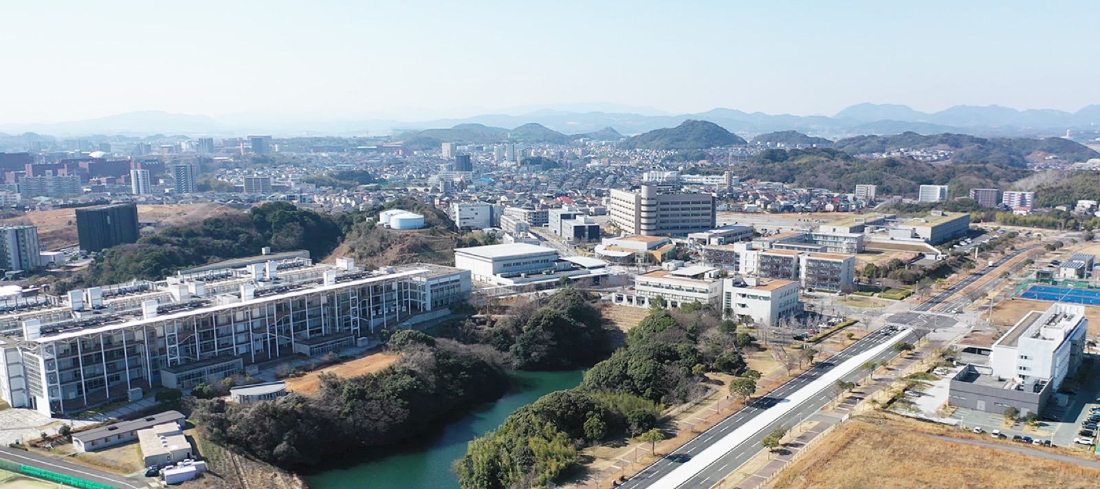北九州学術研究都市（産学連携センター・事業化支援センターほか）の外観・ラボ写真（北九州学術研究都市 全景）