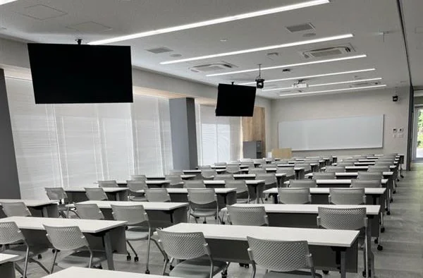 横浜市立大学 オープンイノベーションラボ 産学連携ラボ(福浦キャンパス)の外観・ラボ写真(セミナールーム(1階))